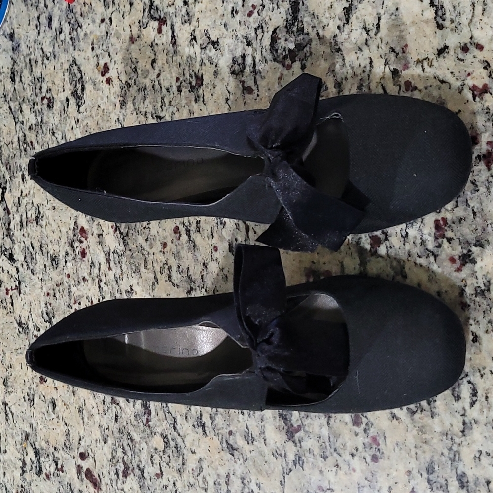 Black pumps